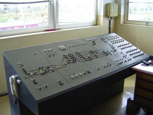 Ovládací pult SZZ typu TEST na stavědle S7 v Čepirozích