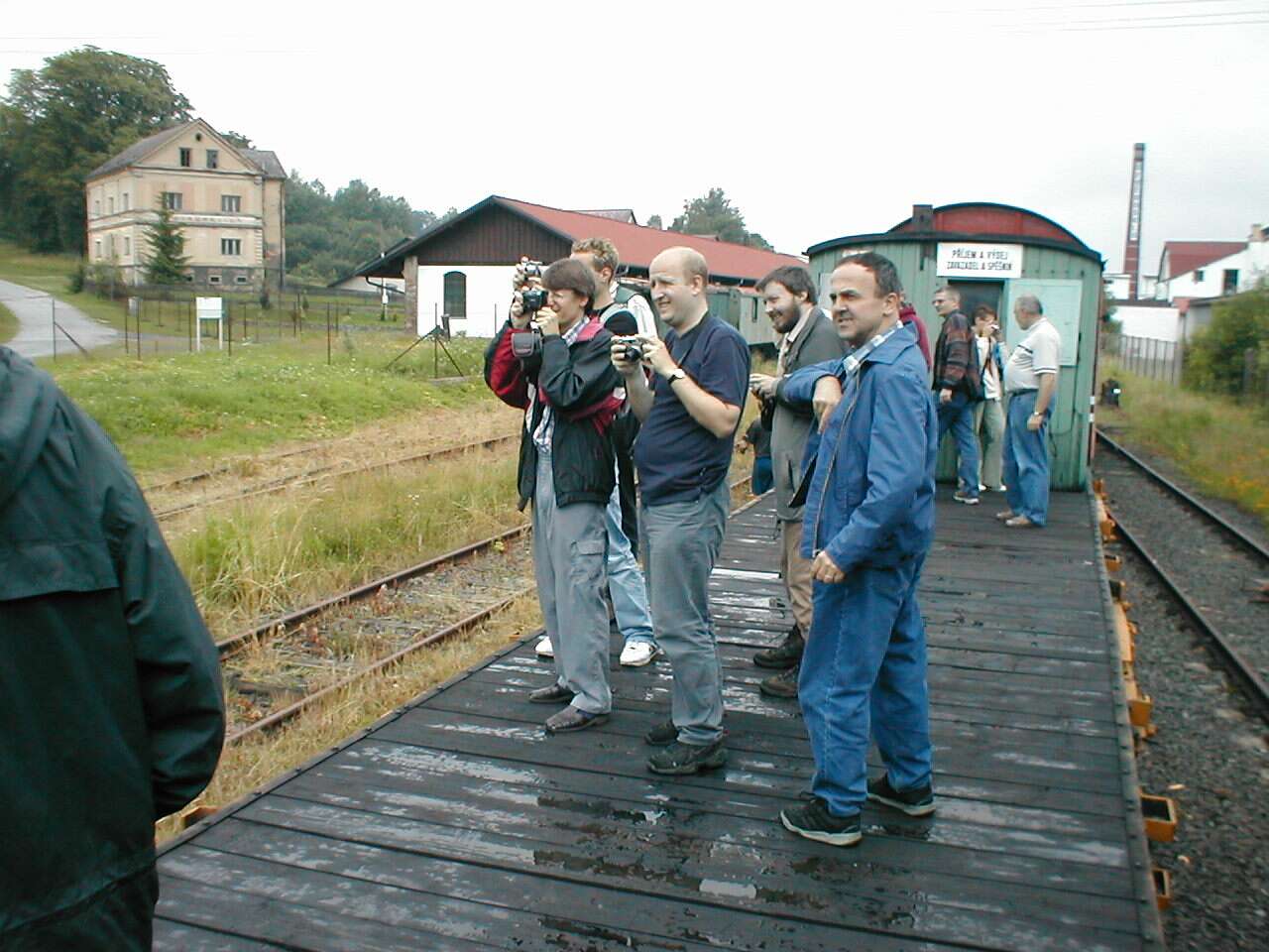 Na plošinovém vozu