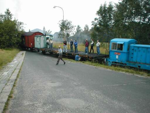 Vlak přejíždí silnici Vlak přejíždí silnici
