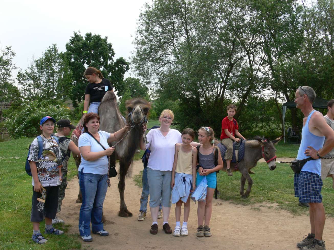 Skupinové foto s velbloudem