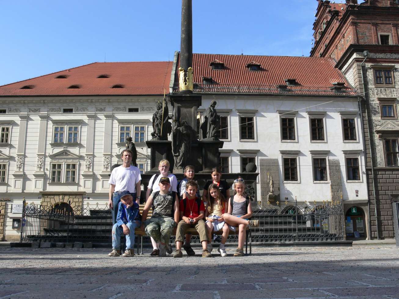 Skupinové foto u morového sloupu