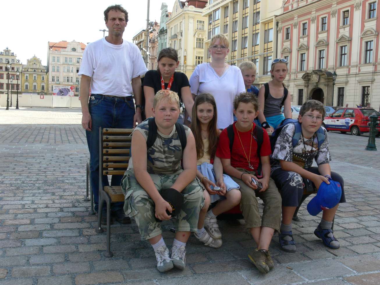 Skupinové foto na náměstí