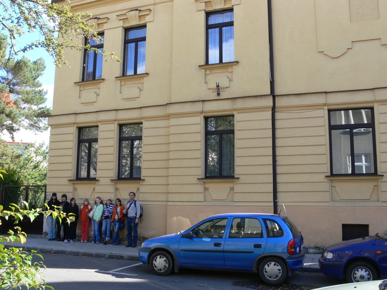 Skupinové foto u Alíkova rodného domu
