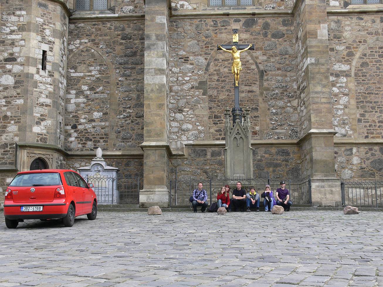 Skupinové foto u kostela