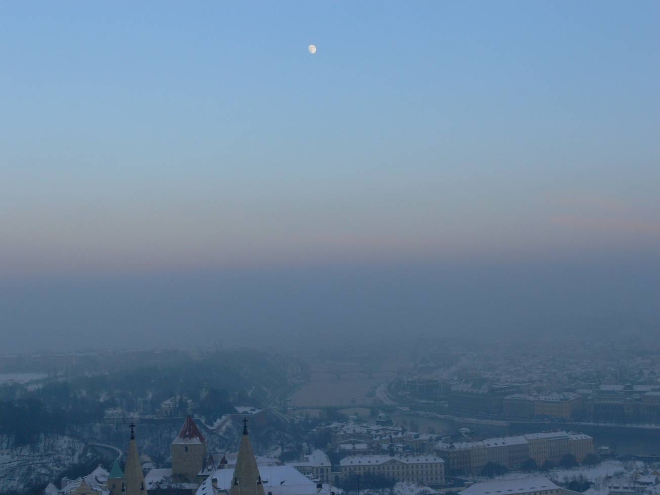 37. Měsíc nad Prahou
