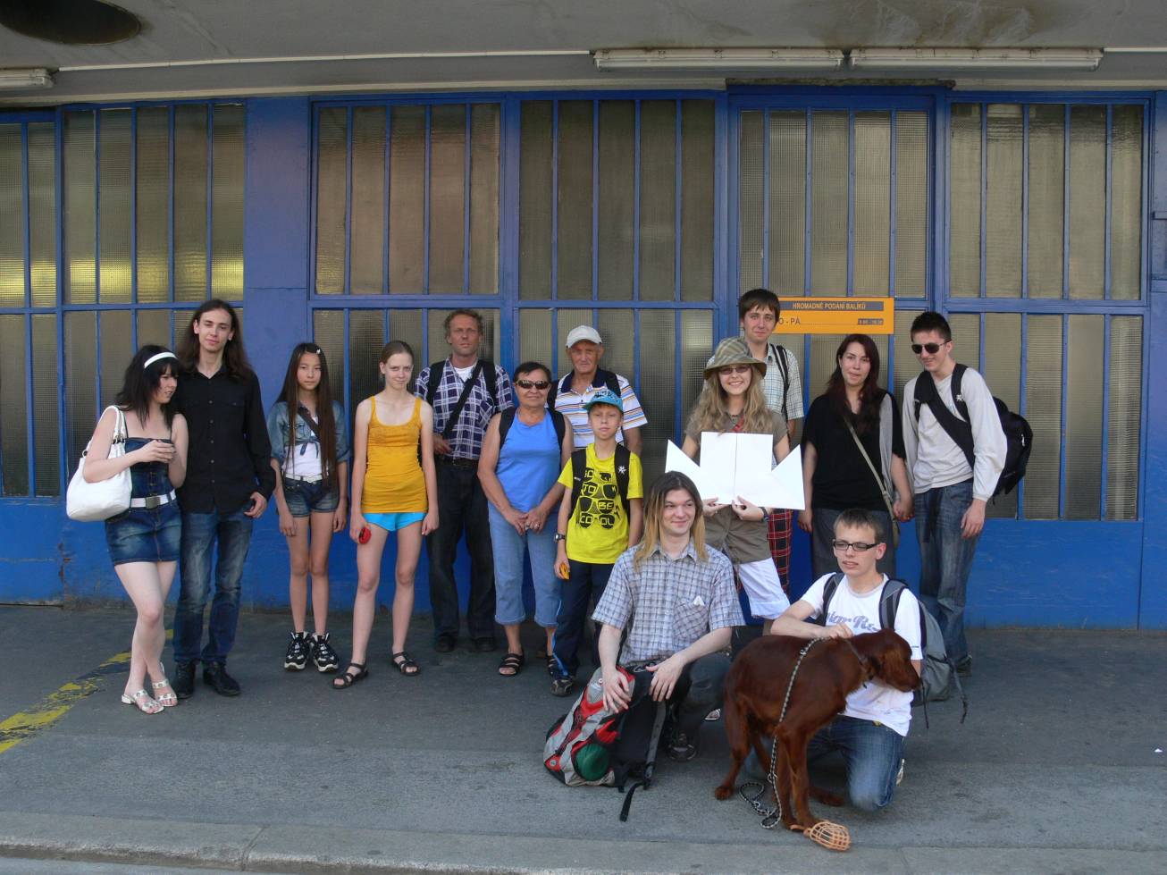 2. Skupinové foto před poštou
