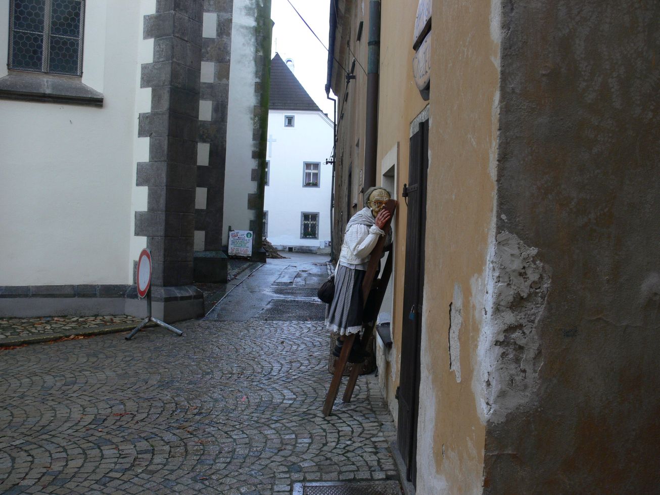 25. Vchod do strašidelného podzemí
