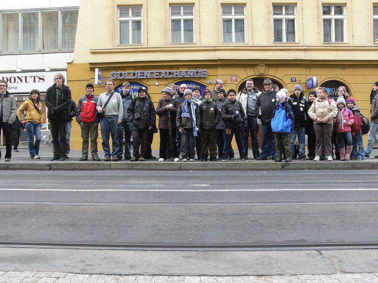 11. Skupinové foto na zastávce
