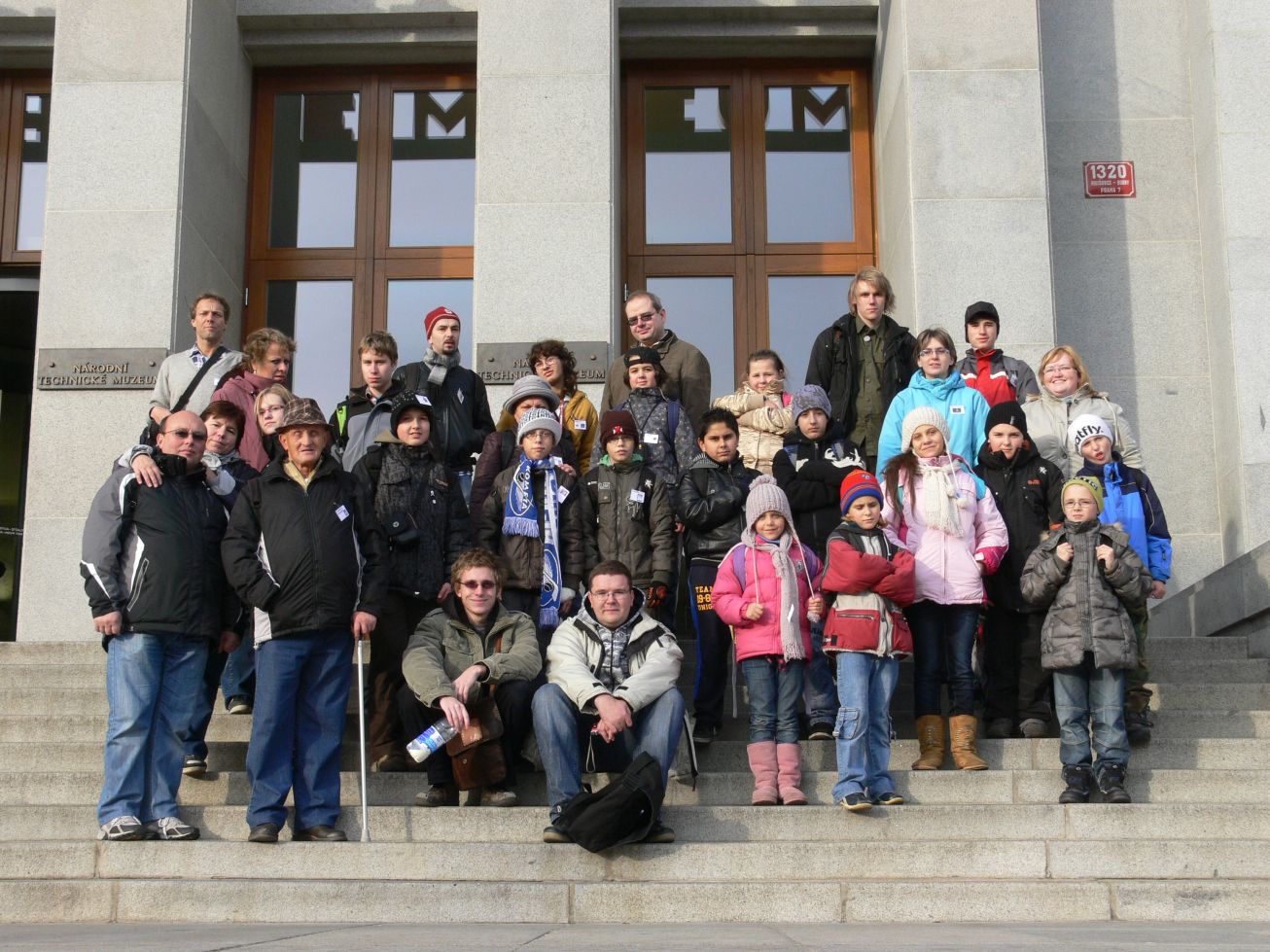 20. Skupinové foto u Technického muzea
