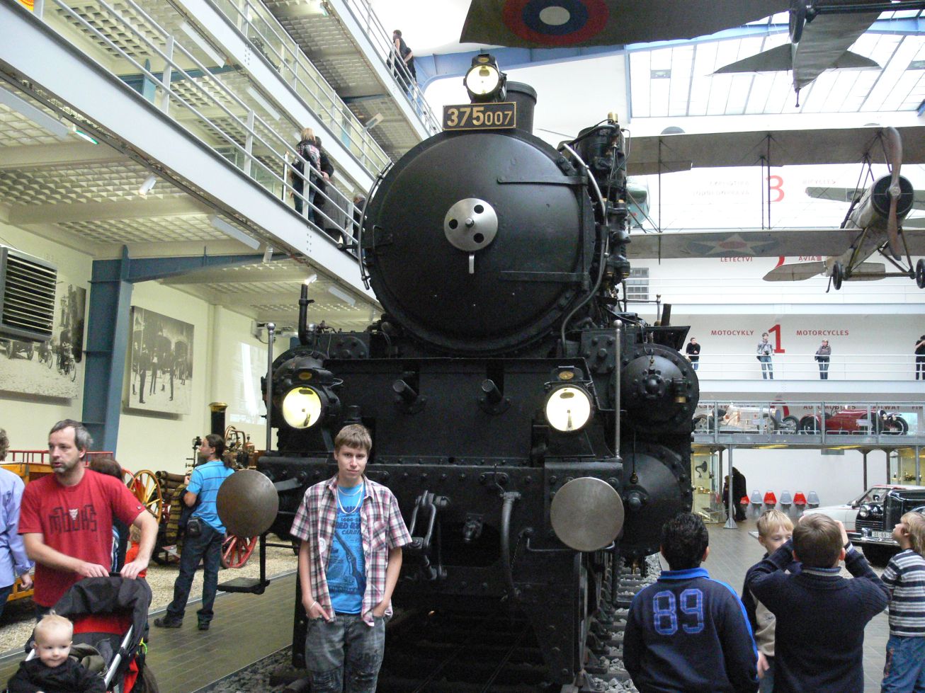 24. Fotka u lokomotivy
