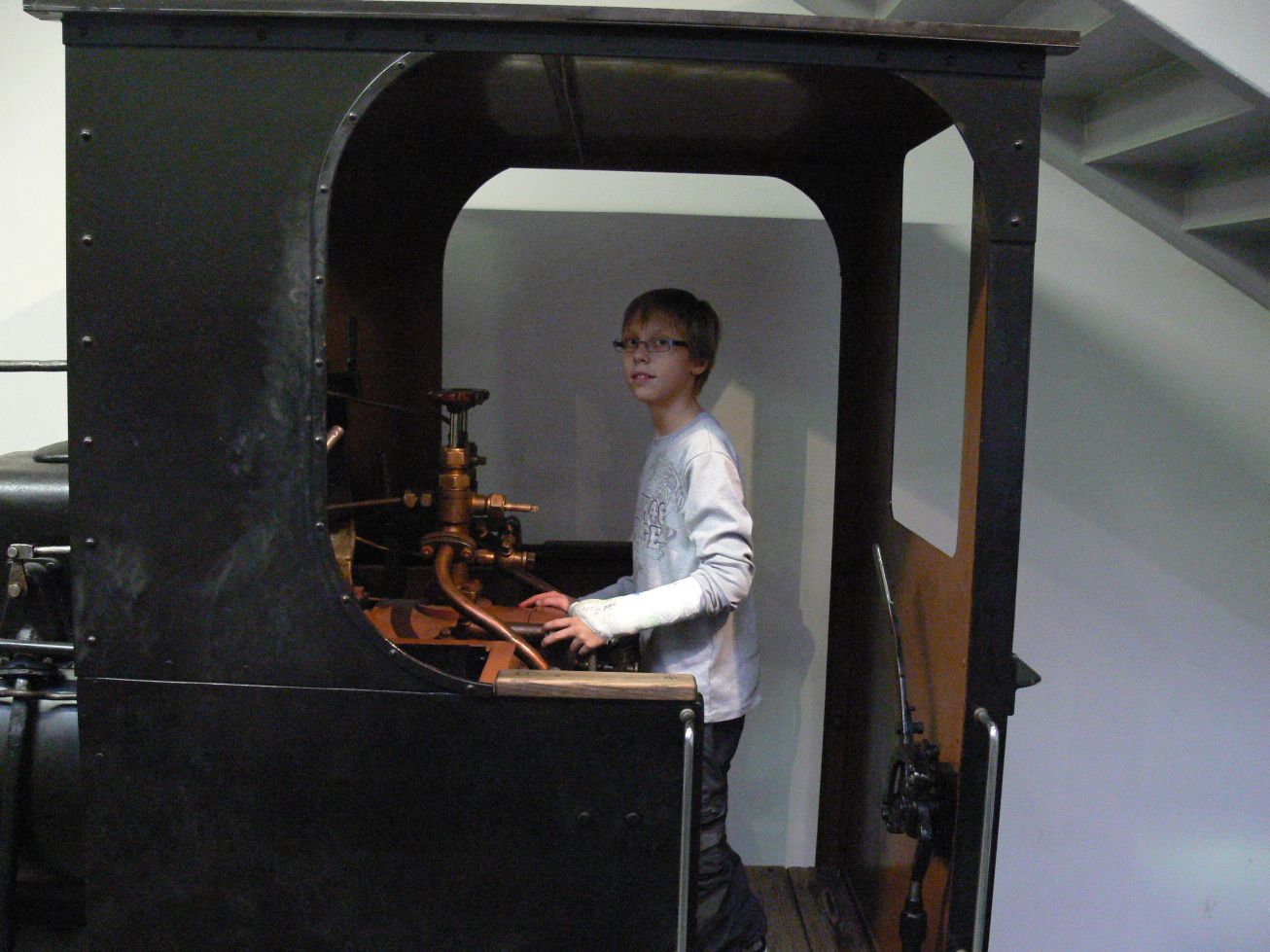 43. Účastník srazu na stanovišti lokomotivy
