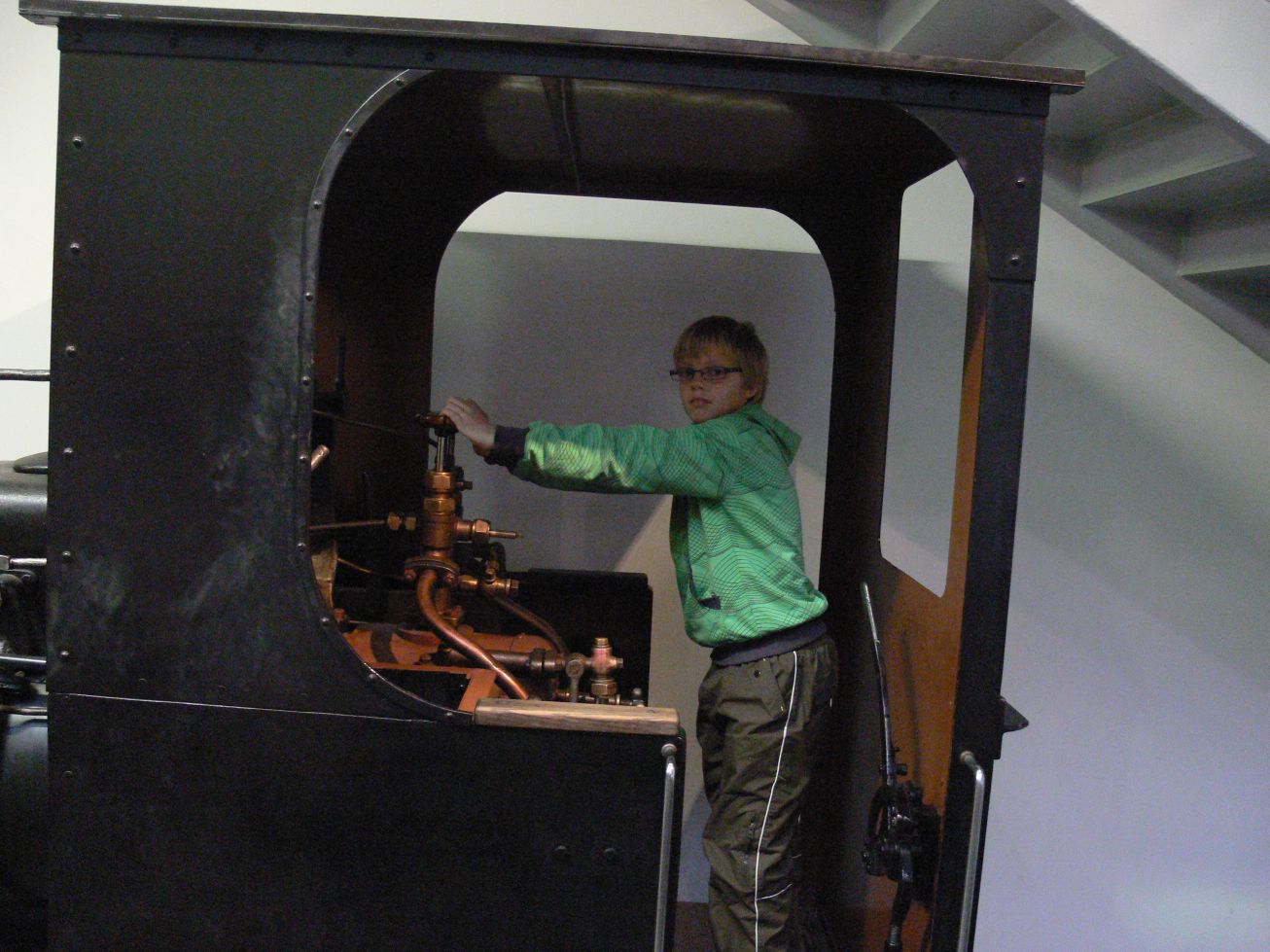 44. Účastník srazu na stanovišti lokomotivy
