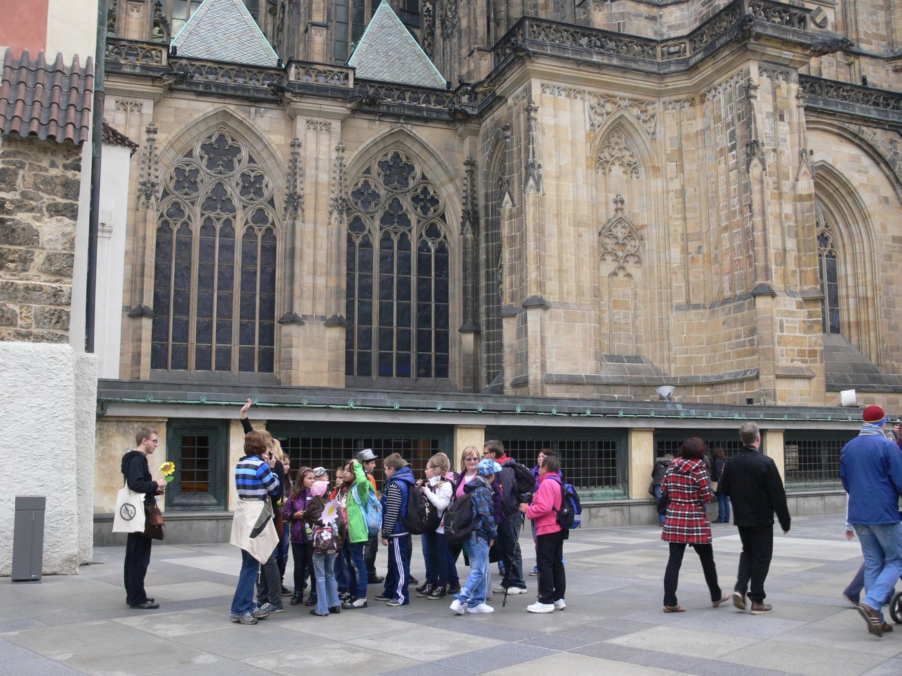 11. Na nádvoří u katedrály
