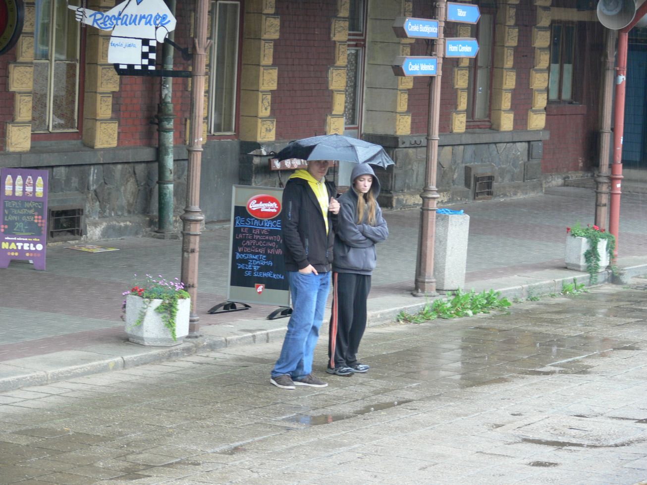 28. Místní účastníci zůstávají na nádraží.
