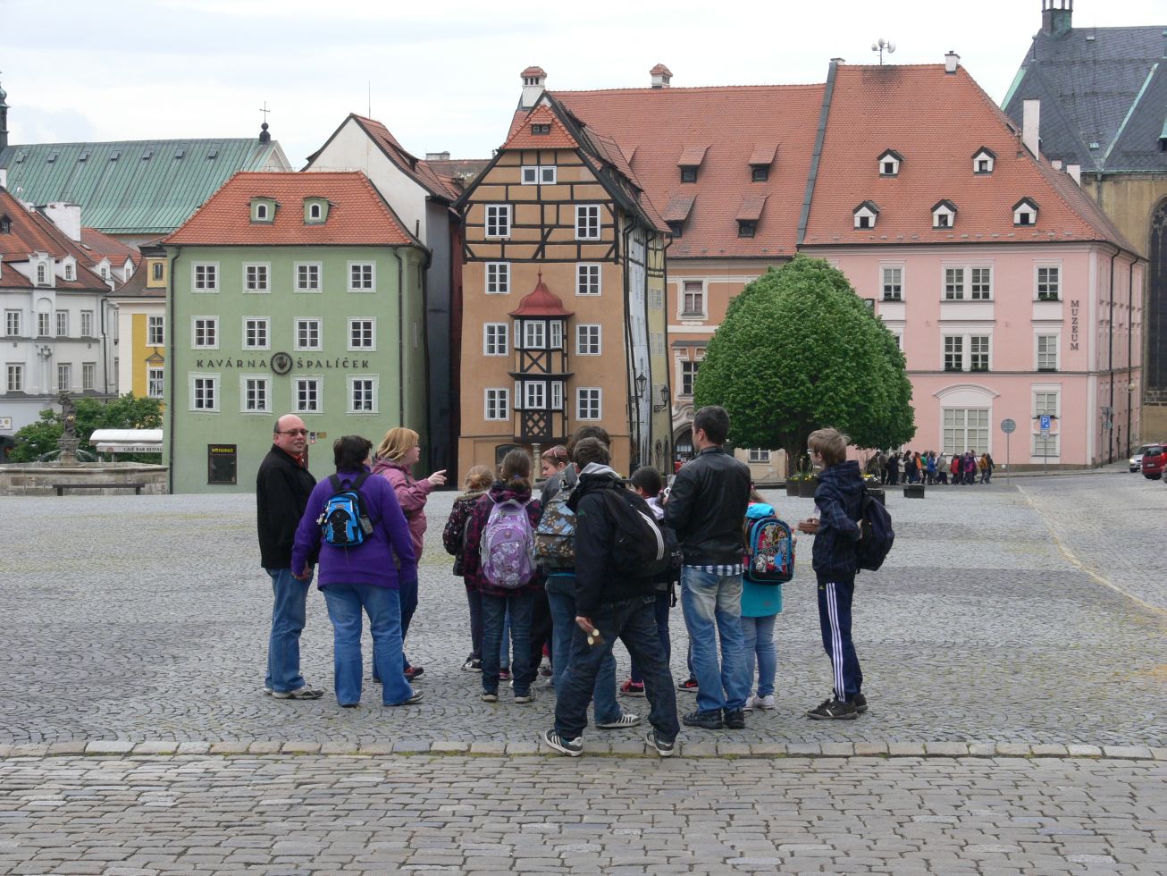 28. V pozadí Špalíček
