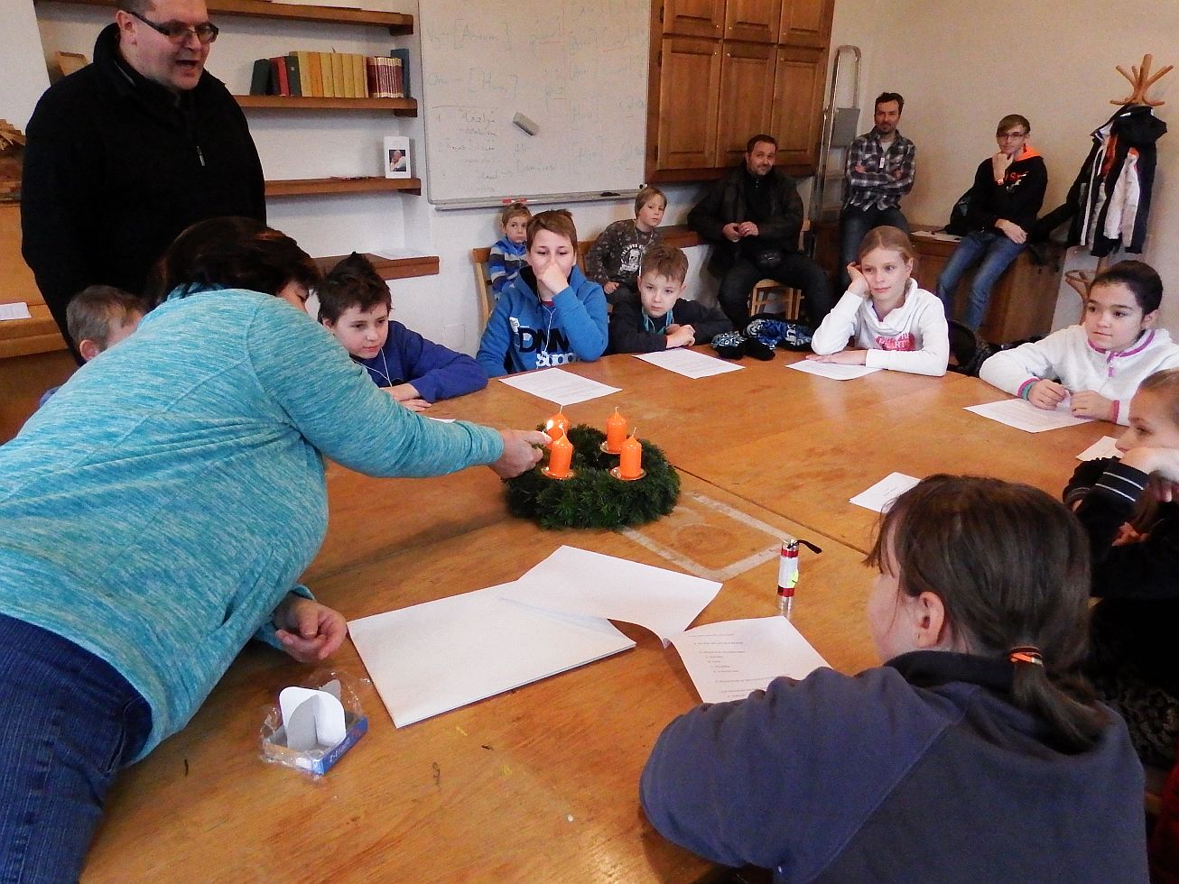 10. Zapalování svíčky na adventním věnci
