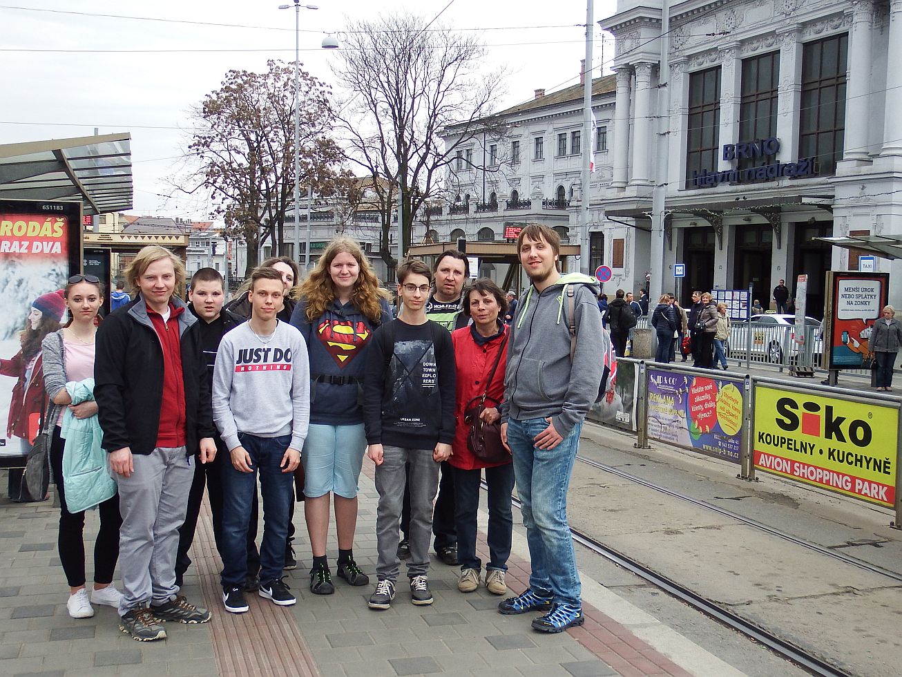 26. Fotka u nádraží
