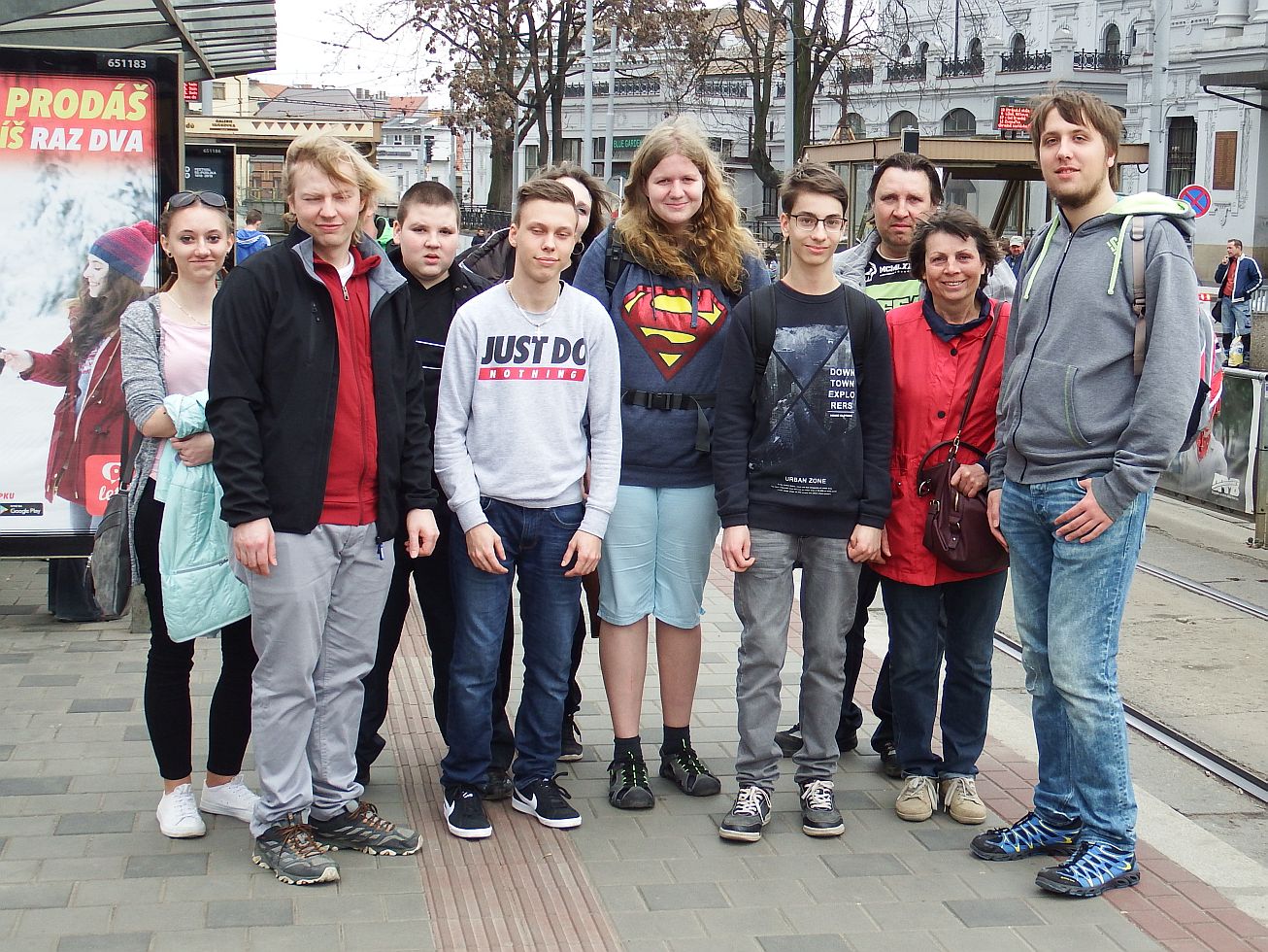 27. Fotka u nádraží
