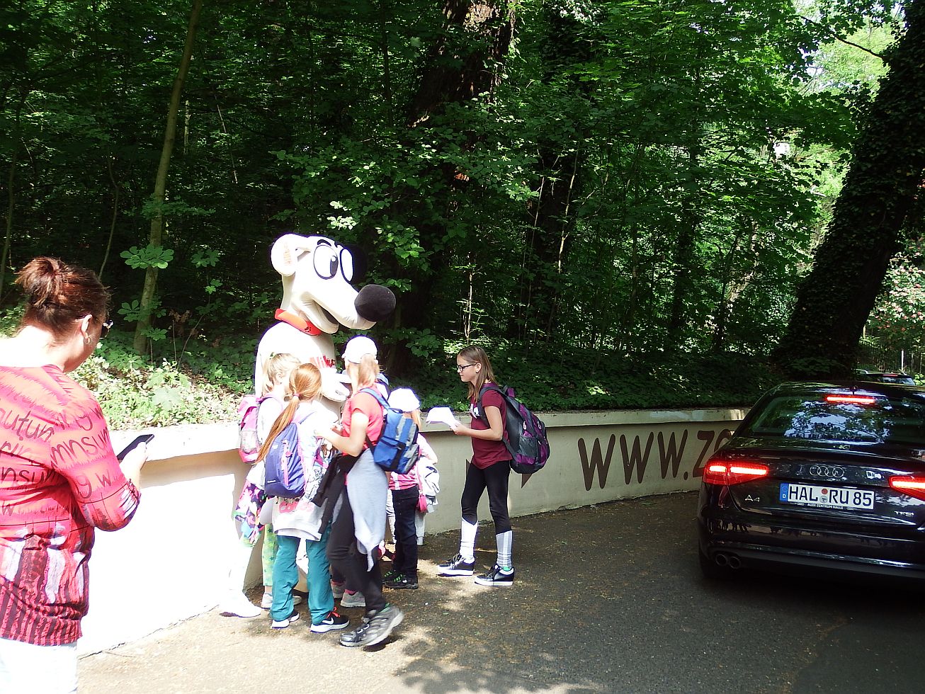 7. Před zooparkem čekal Alík
