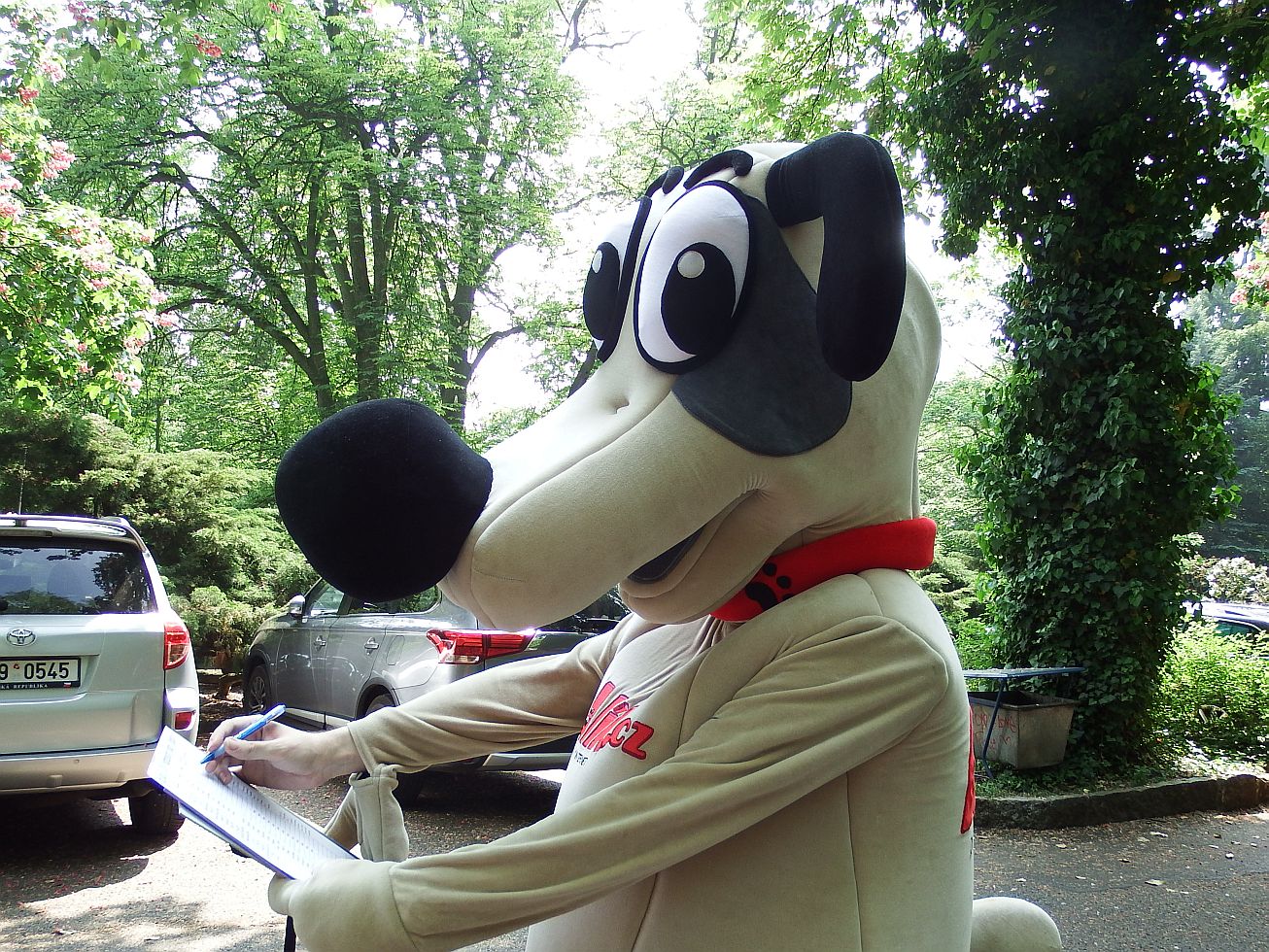 12. Alík podepisuje prezenčku
