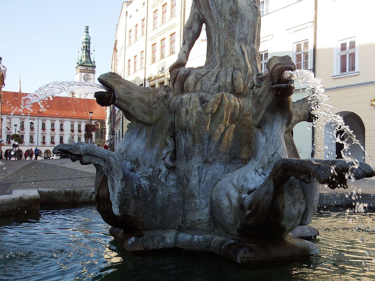 18. Kašna na náměstí.
