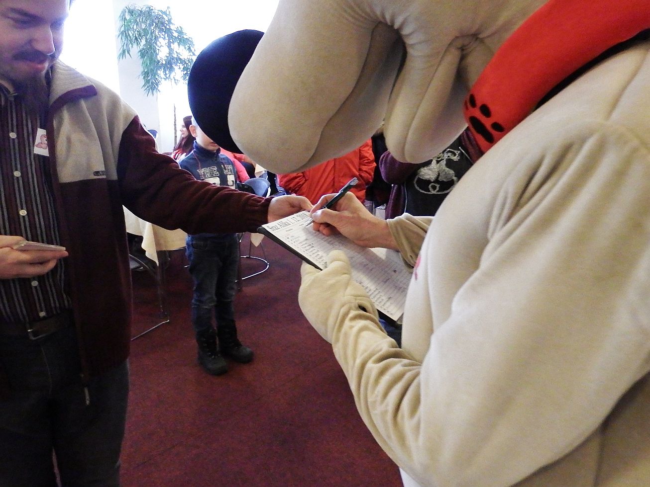 9. Alík podepisuje prezenční listinu
