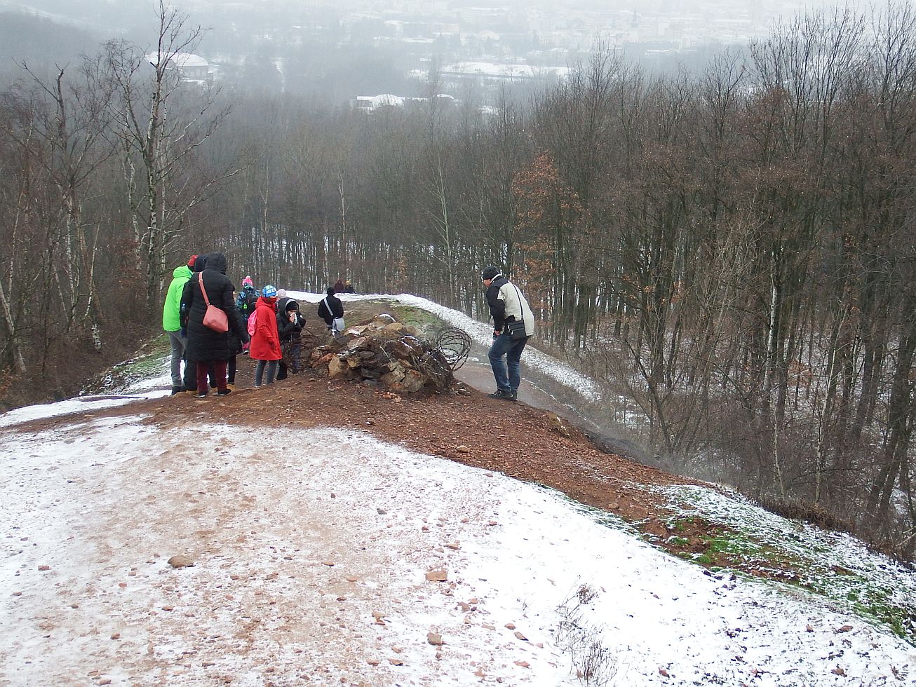 16. Výdech - jedno z míst, kde na povrch unikají plyny z hořícho nitra haldy. 
