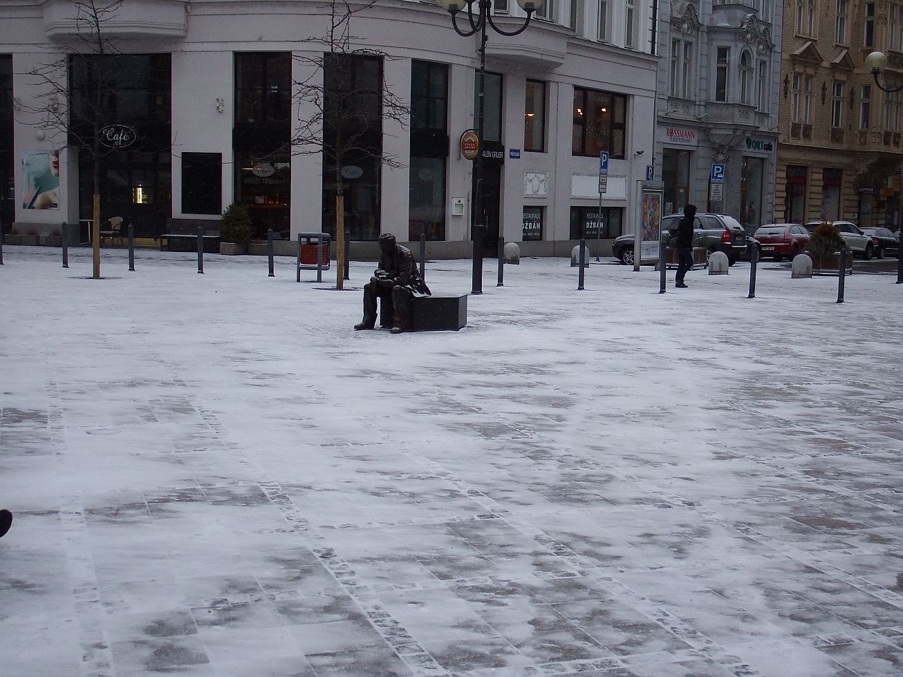 33. Támhle někdo sedí
