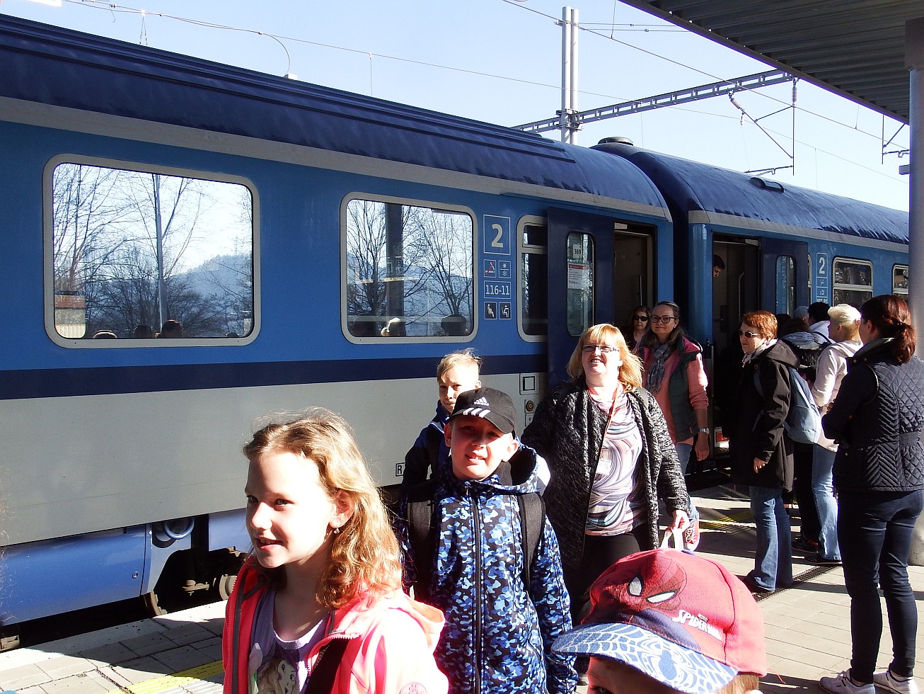 1. Sraz na nádraží
