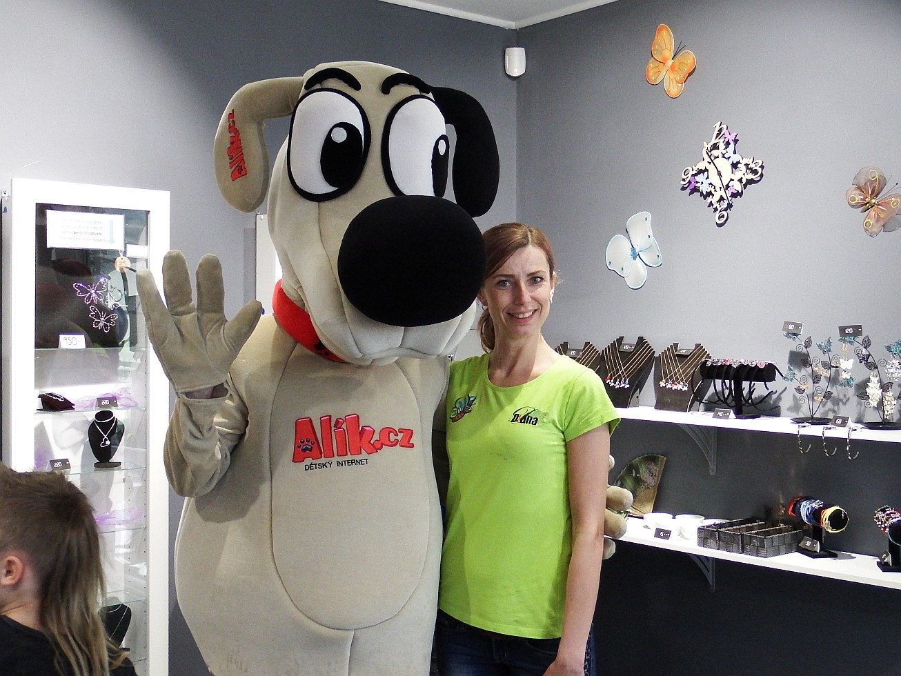 42. Alík s pracovnicí Motýlího domu
