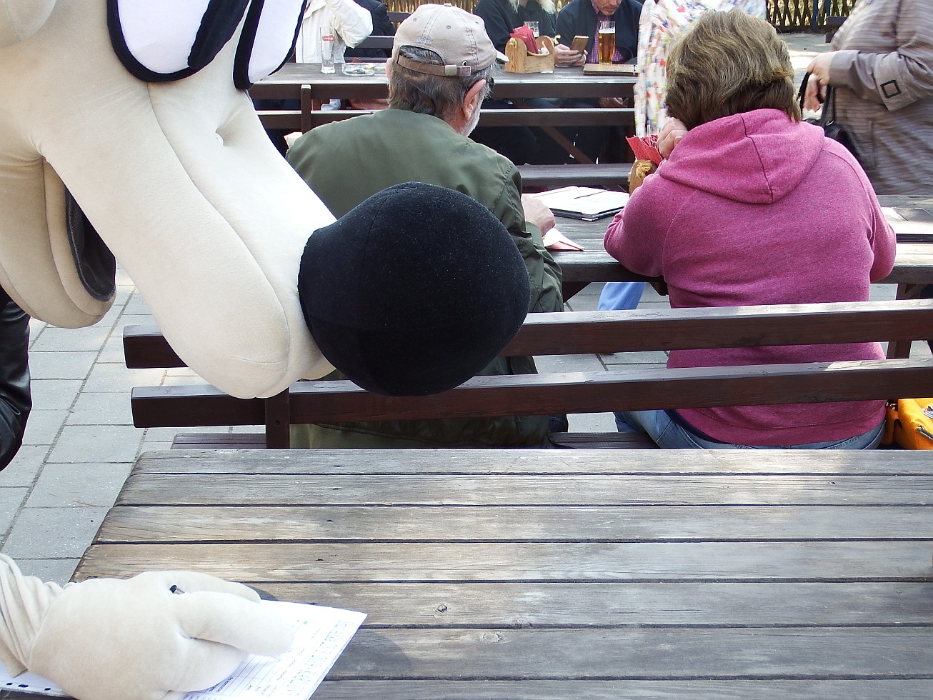 58. Alík podepisuje
