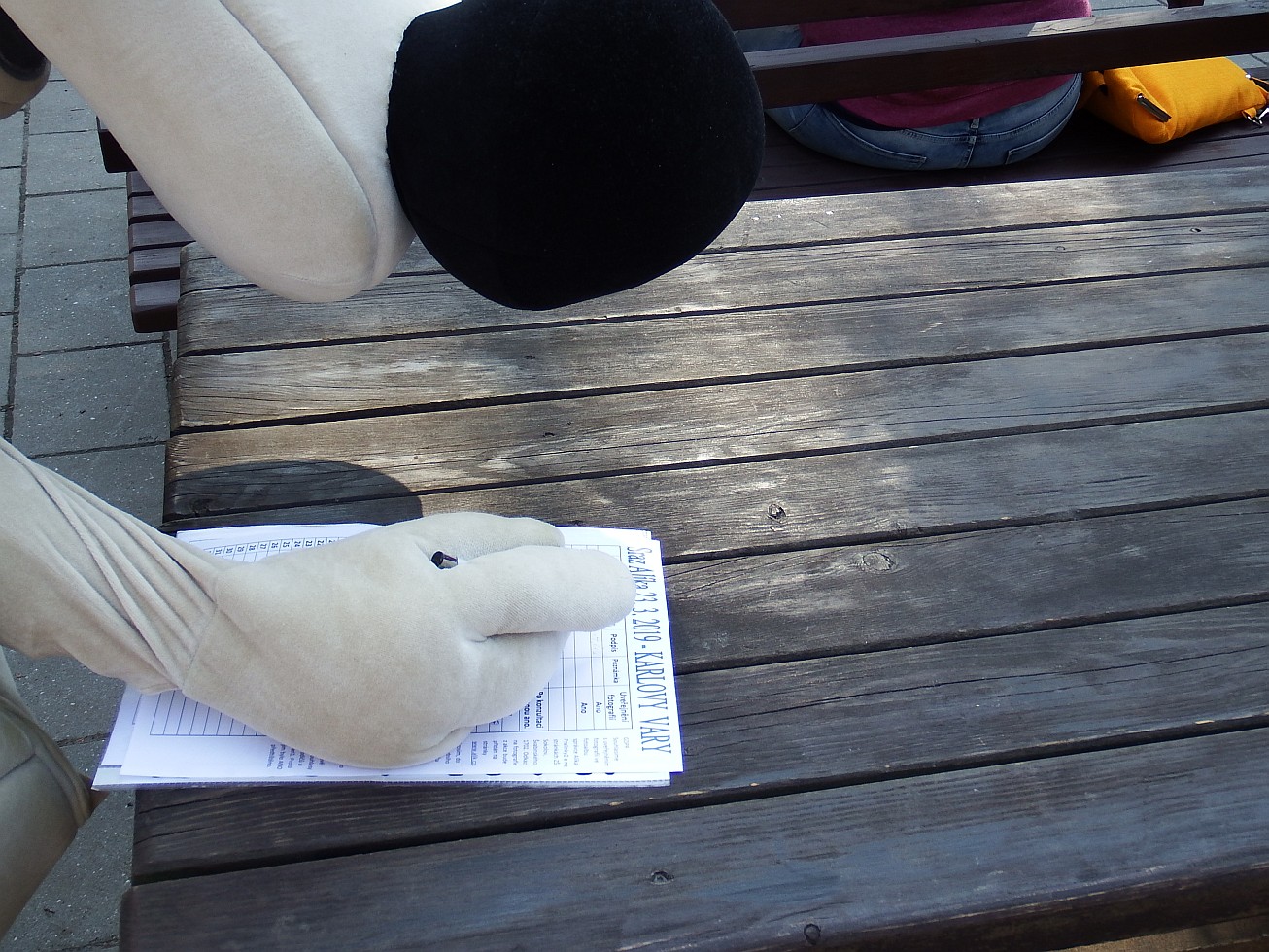 59. Alík podepisuje
