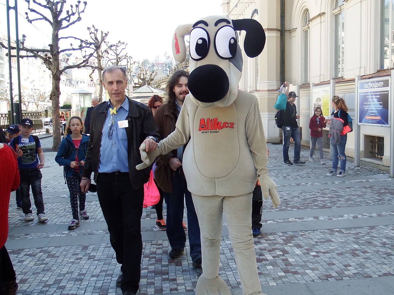 76. Alík na procházce
