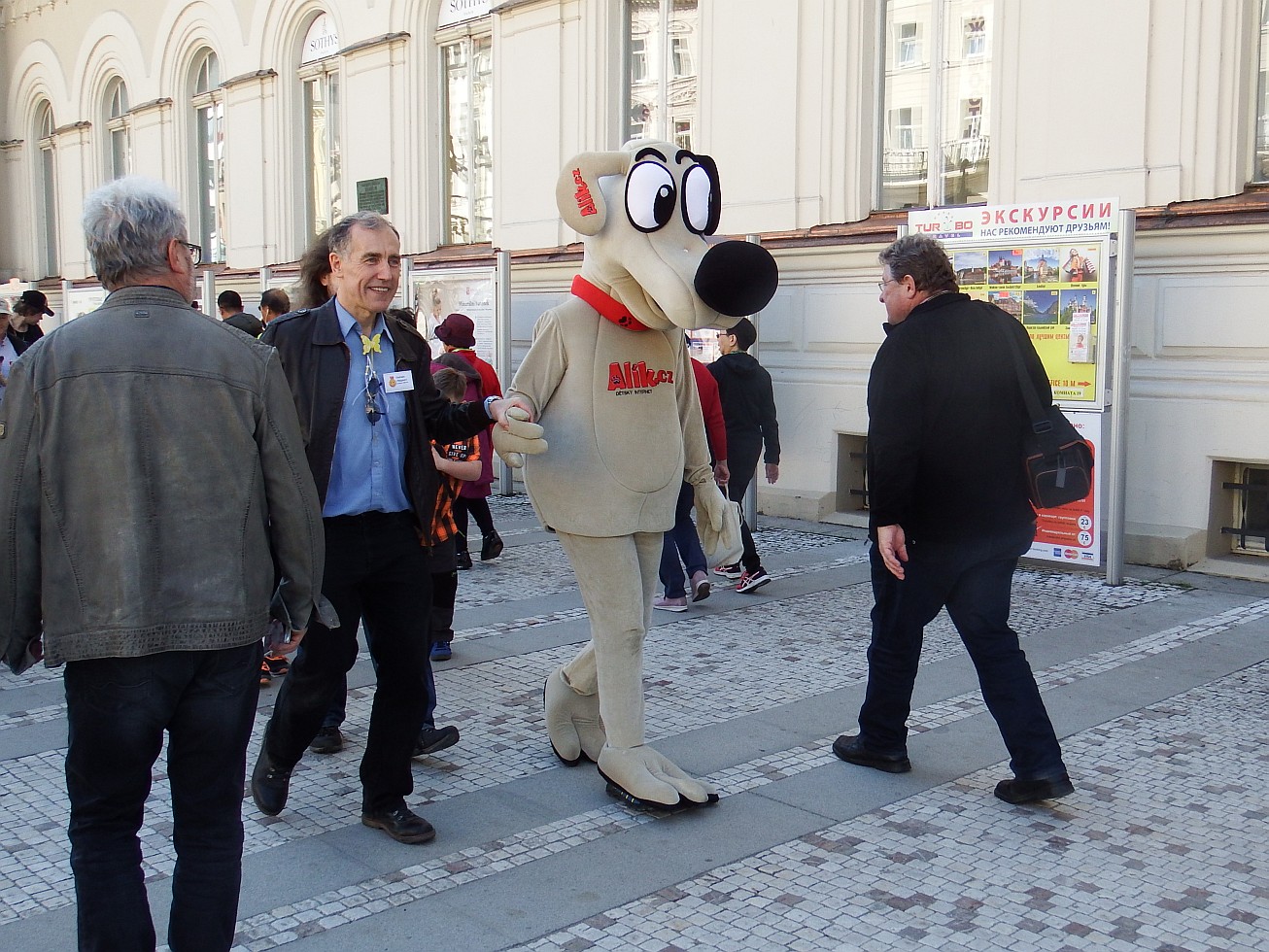 77. Alík na procházce
