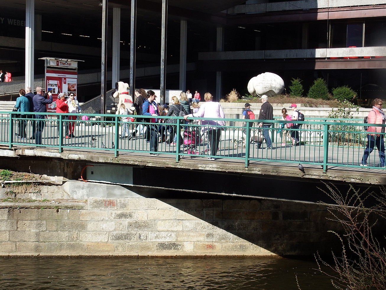 81. Procházka na mostě
