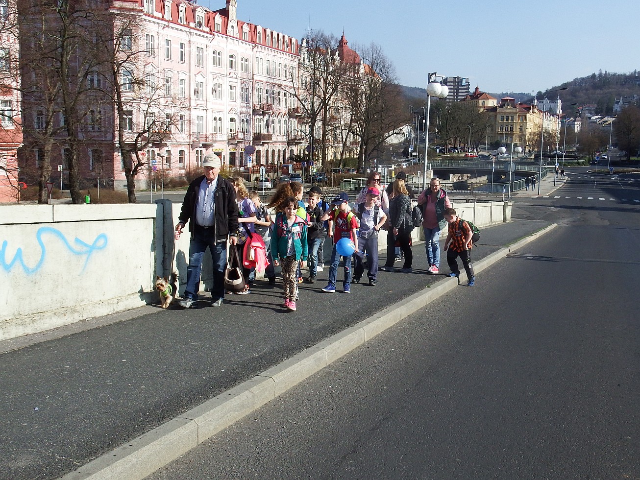 84. Cesta přes most
