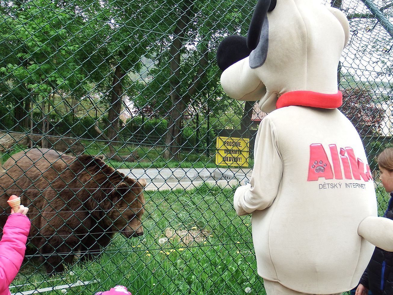 20. Alík hovoří s medvědem
