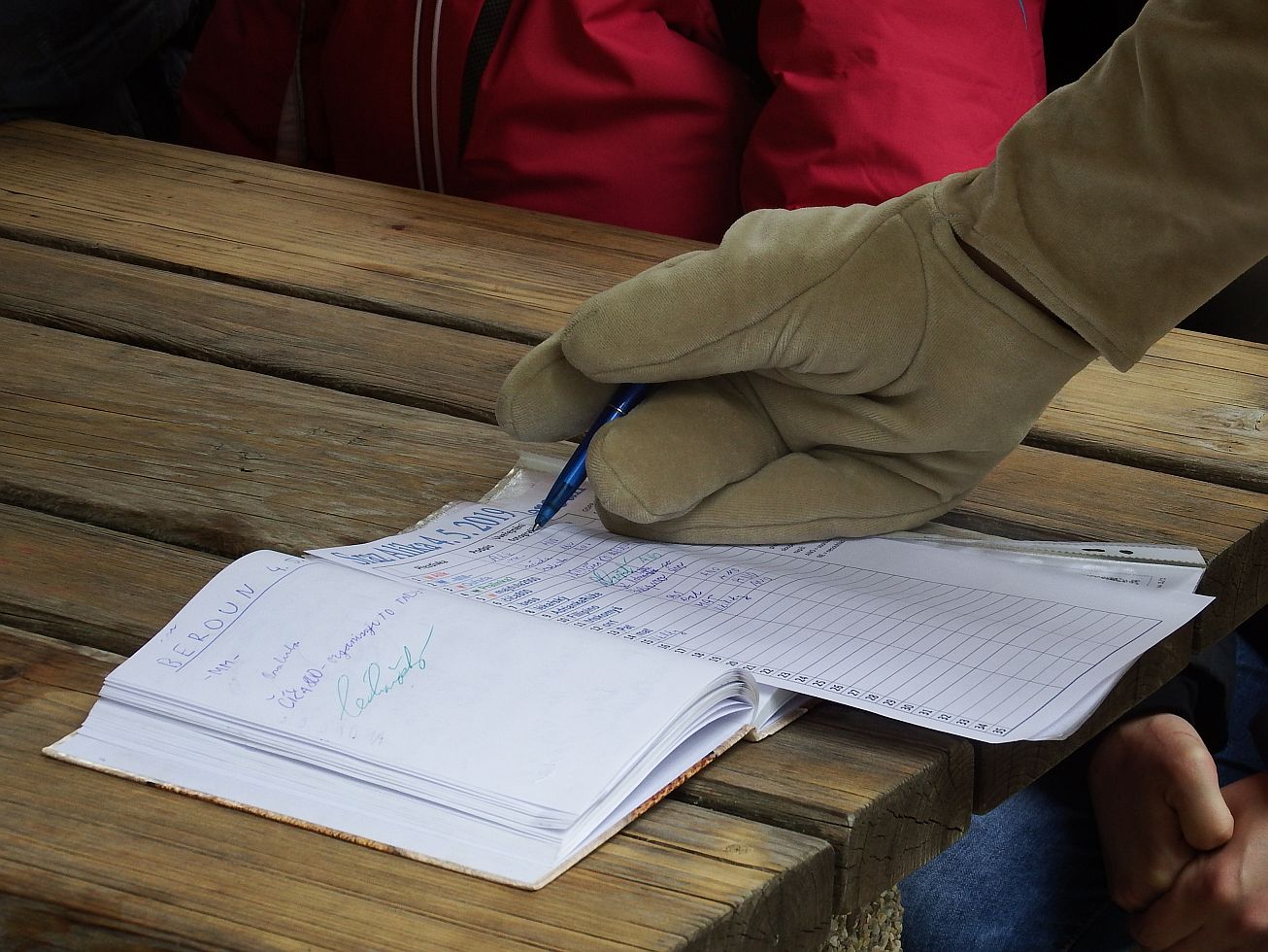 22. Alík podepisuje prezenční listinu
