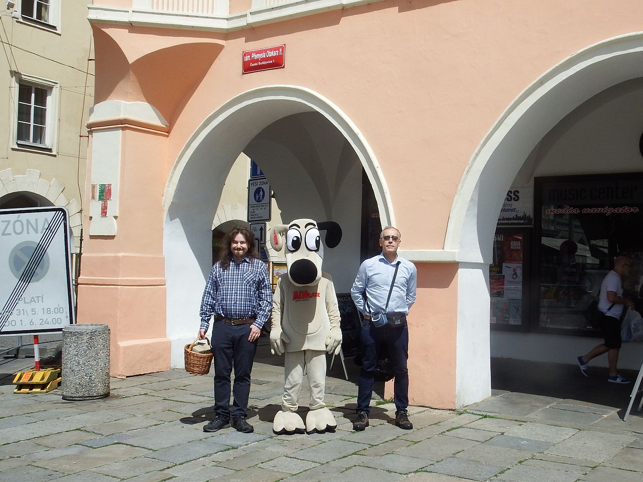 6. Alík a oba jeho páníčci
