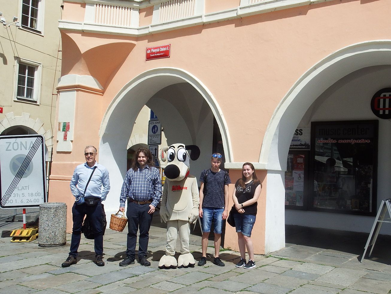 8. Fotka na náměstí
