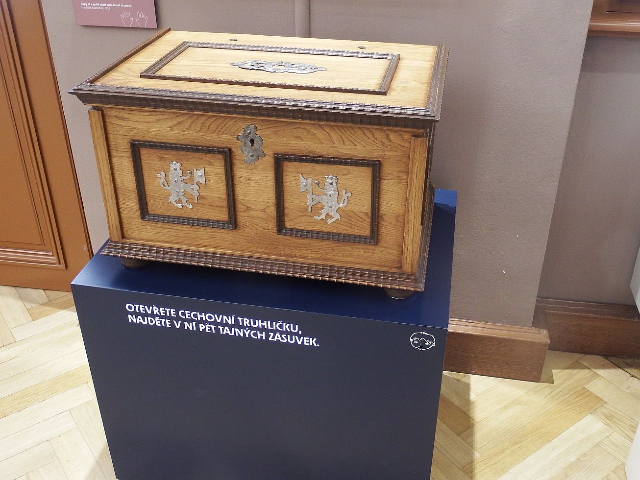 28. V muzeu, cechovní truhlička
