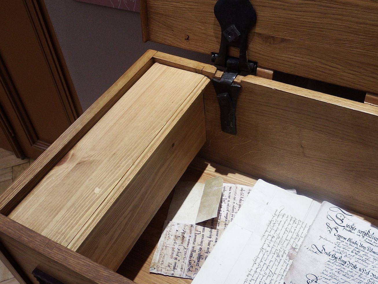 29. Truhlička otevřená
