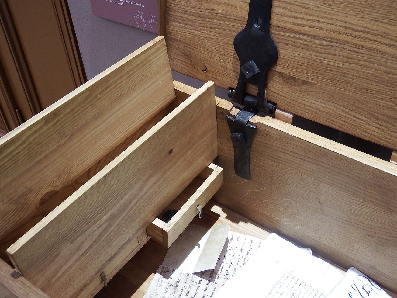 30. Truhlička s tajnou zásuvkou
