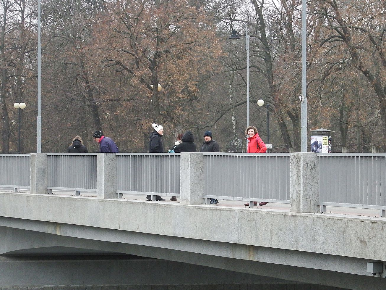 3. Procházka na mostě
