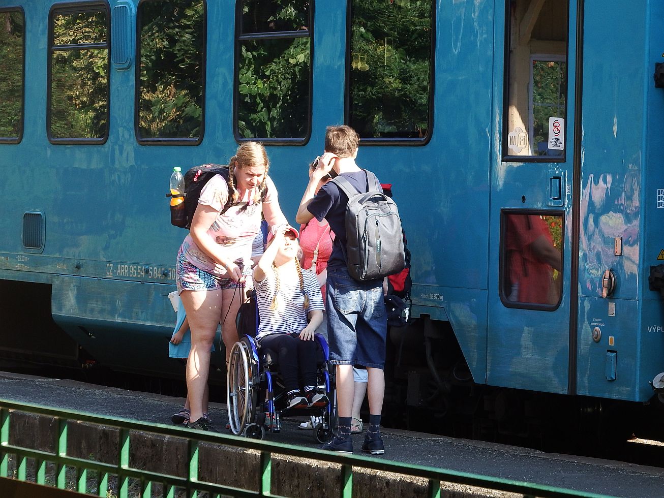 2. Část účastníků po vystoupení z vlaku
