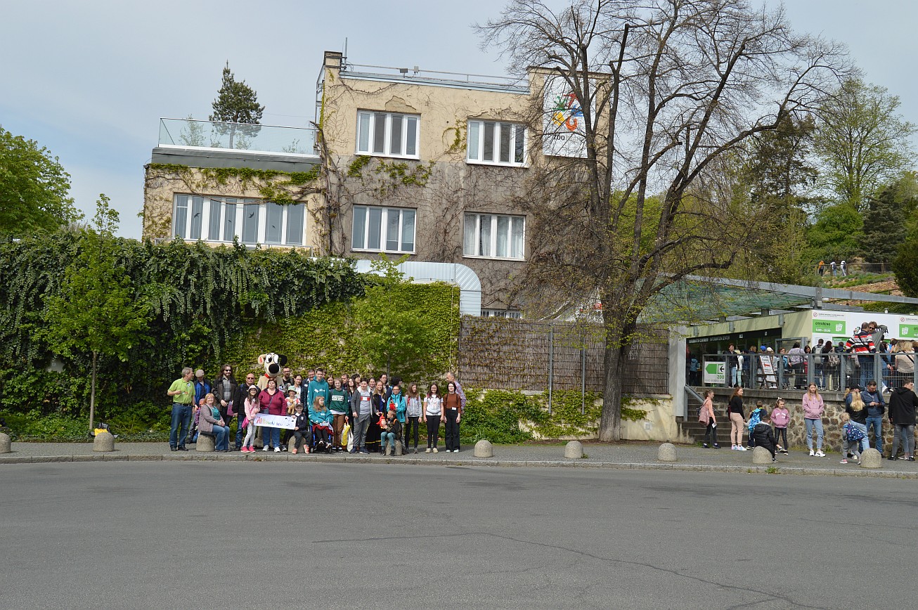 4. Účastníci srazu před vchodem do zoo
