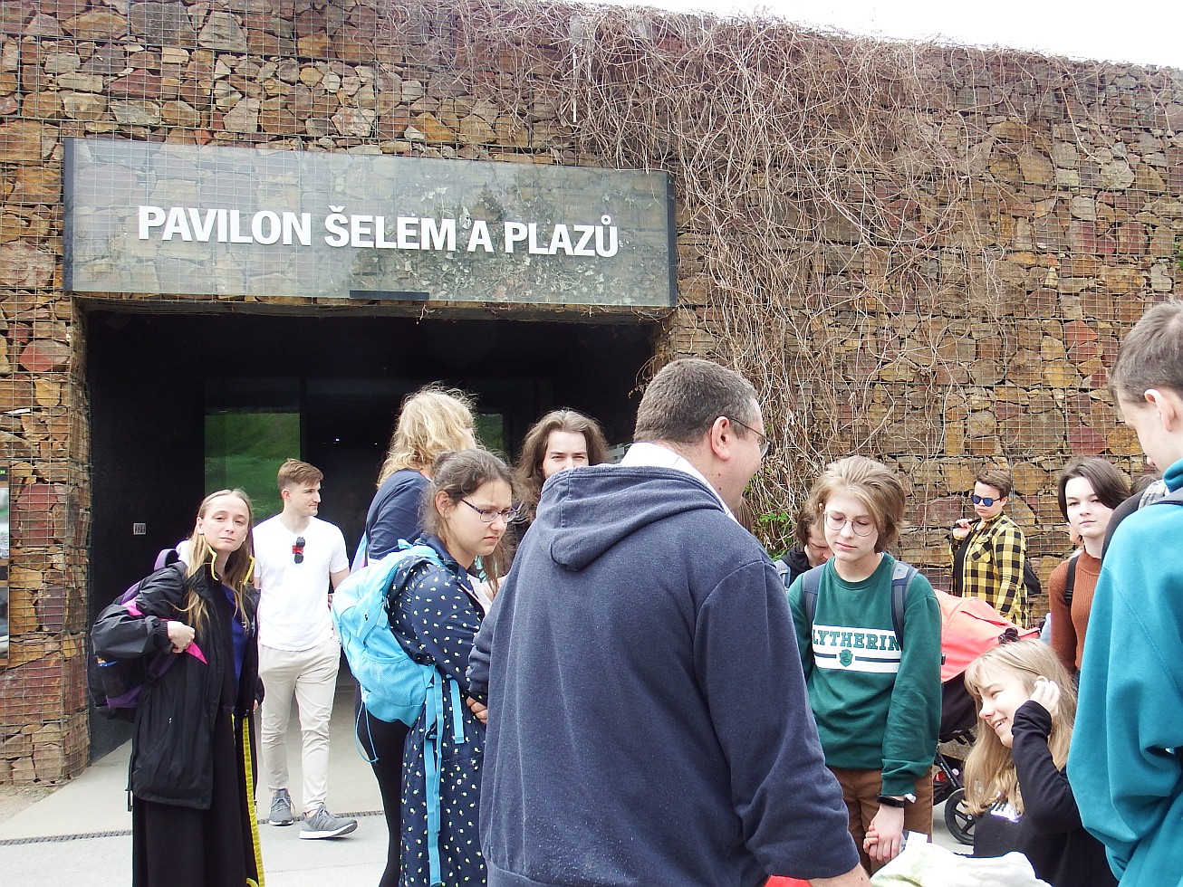 24. Před pavilonem šelem a plazů
