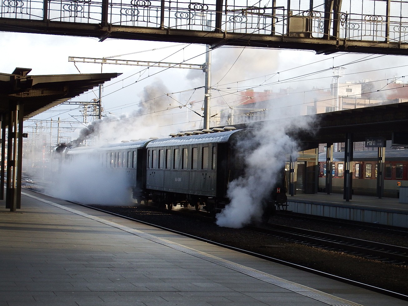 1. Vlak s parní lokomotivou
