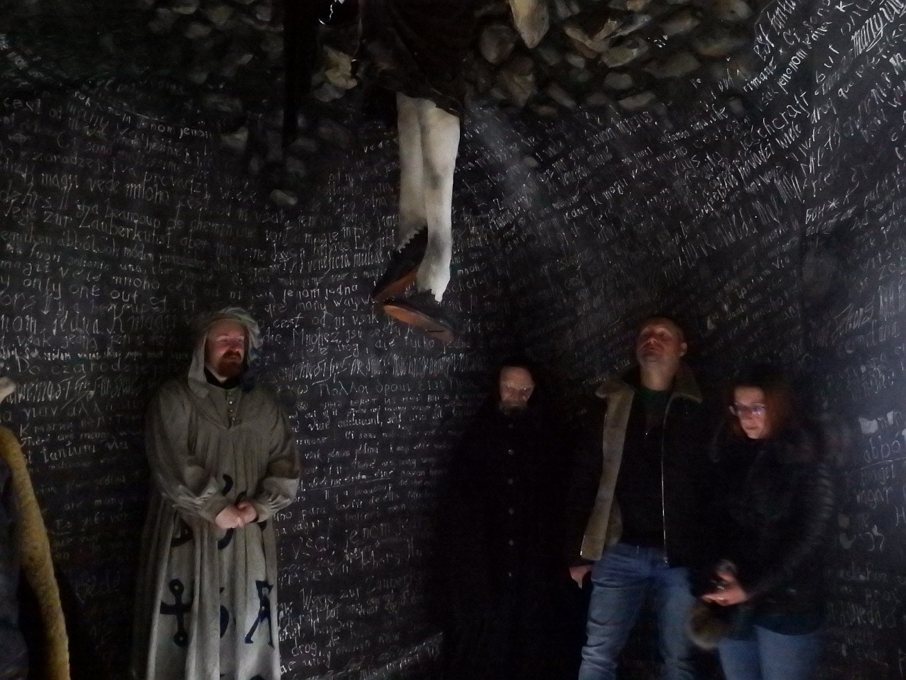 26. Doktor Faust opouštějící místnost dírou ve stropě.
