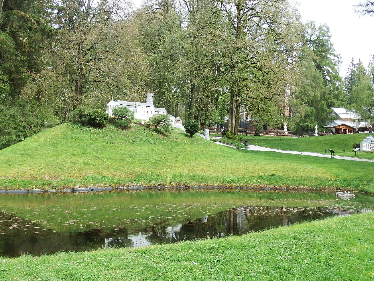 33. Máchovo jezero, v pozadí Bezděz
